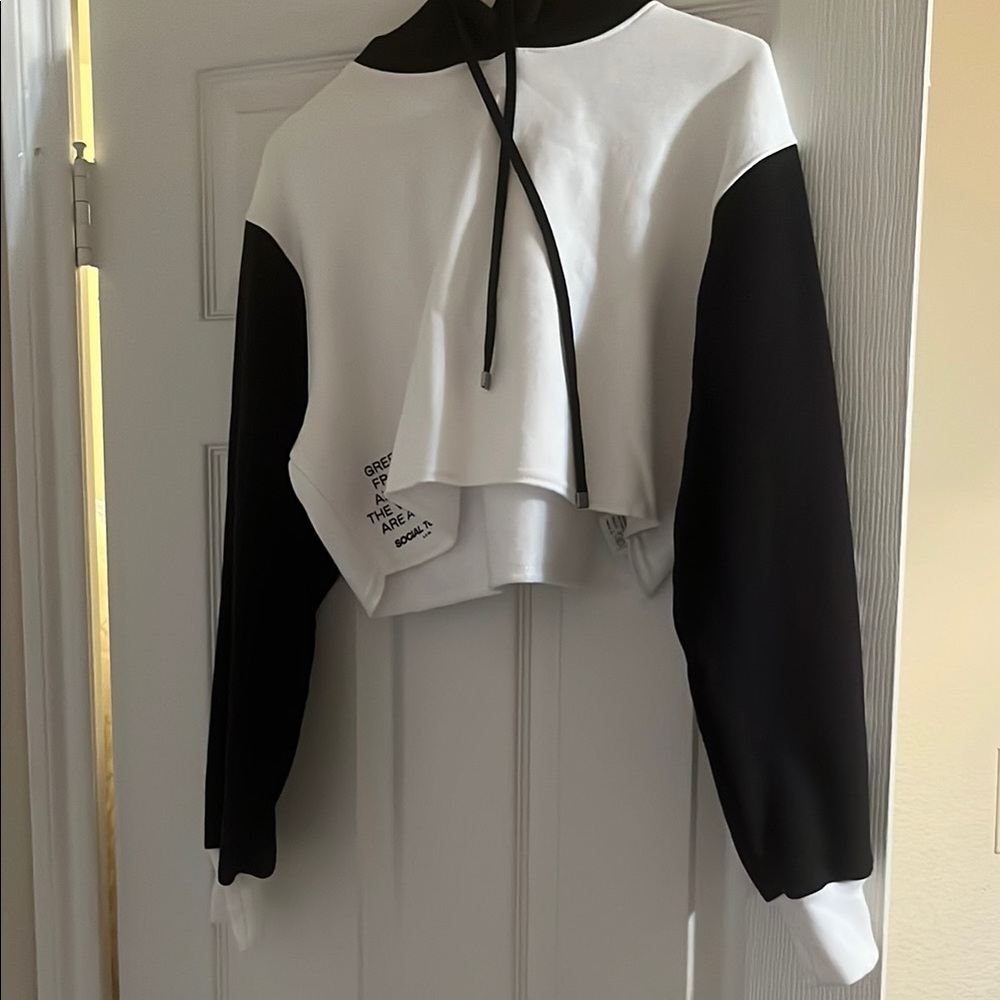Brand New Hollister social tourist Black and White Cropped Boxy Hoodie